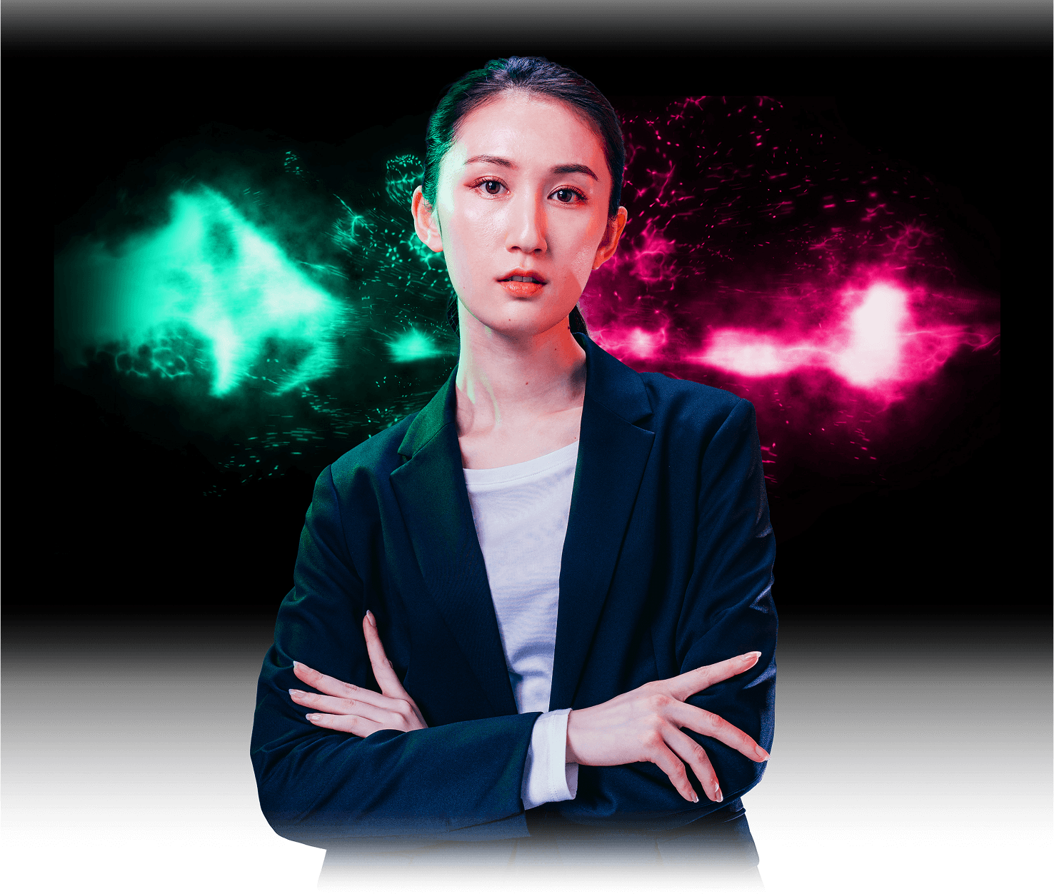 腕を組むビジネスパーソンの女性