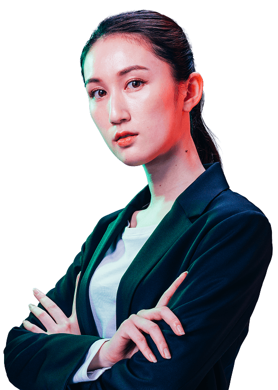 腕を組むビジネスパーソンの女性